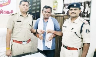 ढाबा के पास मिली एक लाख की 2 सोने की चेन, थाने को सौंपा