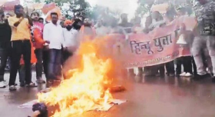 राहुल का पुतला फूंका