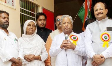 हिन्द इंग्लिश मीडियम स्कूल में अग्रवाल-बेग द्वारा ध्वजारोहण