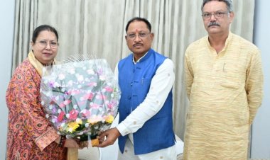 रायपुर : मुख्यमंत्री श्री विष्णु देव साय से सांसद एवं कवर्धा राजपरिवार की रानी श्रीमती कृति देवी ने की मुलाकात