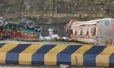 रीवा के सोहागी में तीन ट्रक पलटे:सोहागी पहाड़ पर देर रात हुआ हादसा ; तीन लोग हुए घायल