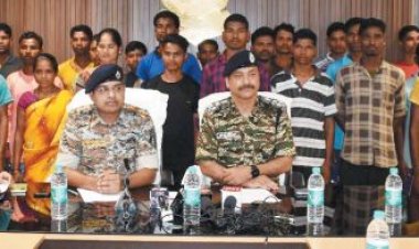 25 नक्सलियों ने किया समर्पण, पांच पर 28 लाख रुपए का था ईनाम