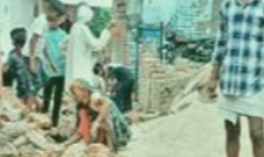 भिंड में दीवार गिरने से एक बच्चे की मौत:एक-दूसरे का हाथ थाम टॉफी खरीदने निकले मासूम भाई, दीवार गिरी, एक की मौत, दूसरा गंभीर‎