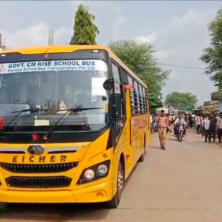 बस ड्राइवर की अचानक तबियत बिगड़ने से मौत:सीएम राइज स्कूल में पढ़ने वाले बच्चों को लेने के लिए सुबह पहुंचा था गांव