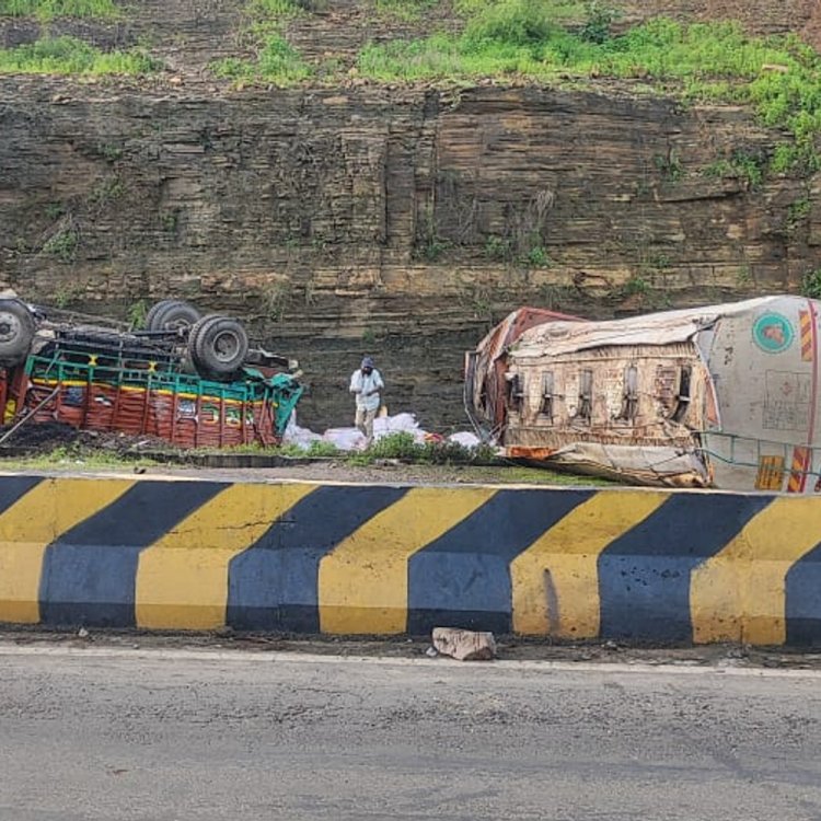 रीवा के सोहागी में तीन ट्रक पलटे:सोहागी पहाड़ पर देर रात हुआ हादसा ; तीन लोग हुए घायल