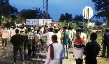 आवारा मवेशी कर रहे फसल चट, किसानों और बजरंग दल के कार्यकर्ताओं के बीच झड़प थाने पहुंची