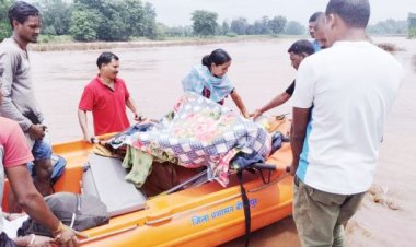 गर्भवती को जवानों ने उफनती नदी कराया पार