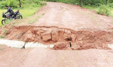 चार महीने पहले बनी सडक़ बारिश में कटी, आवाजाही बंद