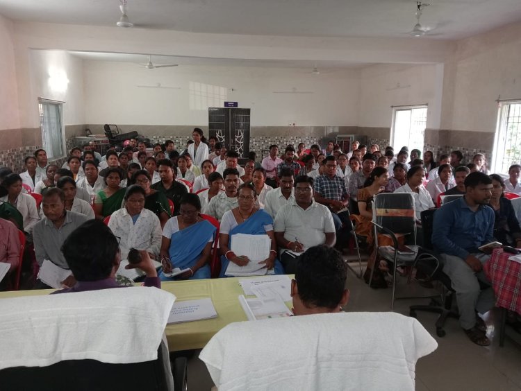 बेहतर स्वास्थ सुविधा उपलब्ध कराने सीएमएचओ ने किया फरसाबहार सामुदायिक स्वास्थ केंद्र का निरीक्षण,दिया न्यूनतम प्रगति वाले केन्द्र के कर्मचारियों को सख्त हिदायत