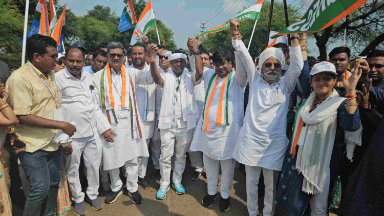 छत्तीसगढ़ कांग्रेस की न्याय यात्रा के चौथे दिन शामिल हुए पूर्व विधायक डॉ. विनय जायसवाल एवं चिरमिरी महापौर कंचन जायसवाल