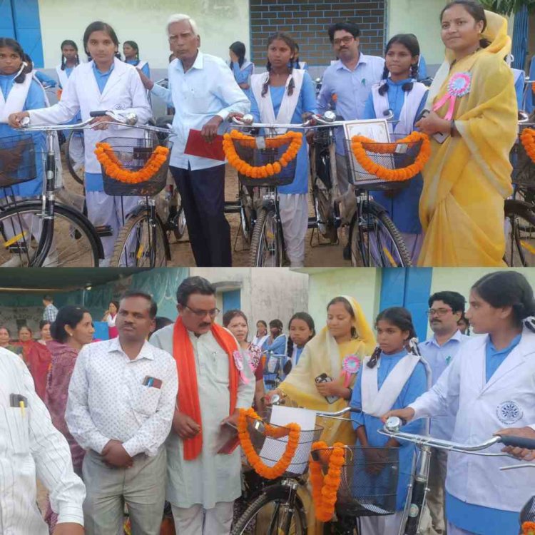 करवां शासकीय उच्चतर माध्यमिक विद्यालय के विद्यार्थियों को मंत्री लक्ष्मी राजवाड़े ने वितरित की साइकिल..