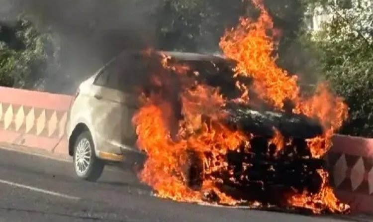 चलती कार में लगी आग...ड्राइवर ने धुआं उठता देख कार से कूदकर बचाई जान...छावनी फ्लाईओवर पर हुआ हादसा...पढ़ें पूरी खबर