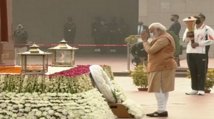 Vijay Diwas : आज पाकिस्तान की हार का जश्न मना रहा देश...93,000 पाकिस्तानी सैनिकों ने भारतीय सेना के सामने किया था आत्मसमर्पण....पीएम मोदी ने शहीद जवानों को दी श्रद्धांजलि...पढ़ें पूरी खबर