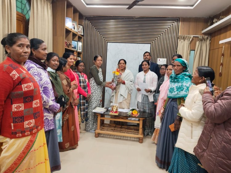 जीने लायक वेतन,पेंशन,ग्रेज्युटी,बीमा की सुविधा मिलने का मांग लेकर छत्तीसगढ़ आंगनबाड़ी कार्यकर्ता सहायिका संघ के पदाधिकारी मिले मुख्यमंत्री की धर्मपत्नी श्रीमती कौशल्या साय से,मुख्यमंत्री के नाम सौंपा ज्ञापन,जिलाध्यक्ष श्रीमती कविता यादव ने कहा हम बहनों की समस्त मांगों को प्रमुखता से पूरी करे विष्णु सरकार