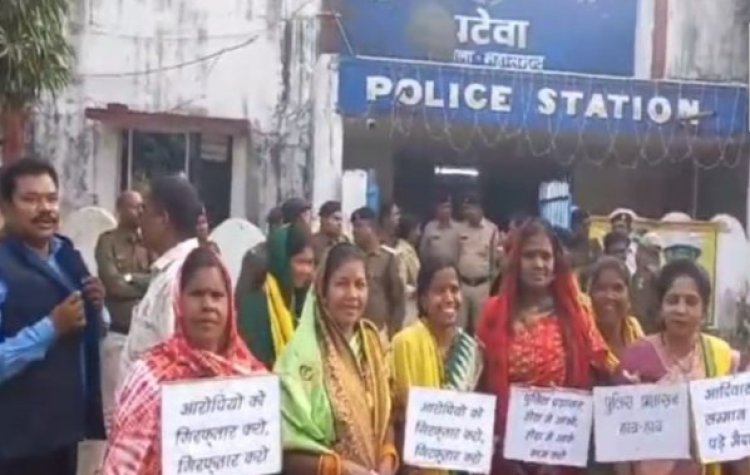 सहायक शिक्षक से मारपीट.! सर्व आदिवासी समाज ने किया बवाल...थाने का किया घेराव...आक्रोशित लोगों को संभालने में पुलिस के छूटे पसीने...पढ़ें पूरी खबर