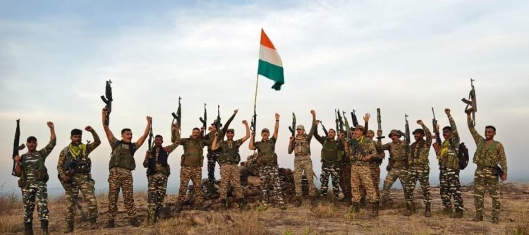 बस्तर संभाग के 26 गांवों में पहली बार लहराया तिरंगा, नक्सल उन्मूलन अभियान की सफलता से बदली तस्वीर