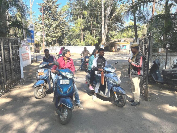 कार्यालय में कार्यरत कर्मचारियों के आवगमन पर रखी जा रही कड़ी नजर,  कलेक्टोरेट कार्यालय में सीट बेल्ट और हेल्मेंट नहीं लगाकर आने वाले कर्मचारियों को दी गई समझाईश