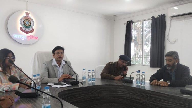 जशपुर पुलिस मानव तस्करी के विरूद्ध शाॅर्ट फिल्म बनाकर करेगी जागरूक : मानव तस्करी से पीड़ित बालिका पर आधारित ”कजरी“ द बैटल फाॅर फ्रीडम की शार्ट मूवी की पत्रकारवार्ता शूट हुई पुलिस ऑफिस में