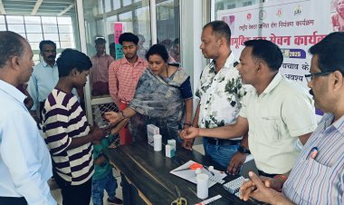 पार्षद प्रेरणा थवाईत ने पहाड़ी कोरवा बच्चों को दवा खिलाकर किया फाइलेरिया उन्मूलन कार्यक्रम का शुभारंभ,हर घर तक पहुंचेगी फाइलेरिया की दवा,स्वास्थ्य विभाग ने शुरु किया सामूहिक दवा सेवन कार्यक्रम