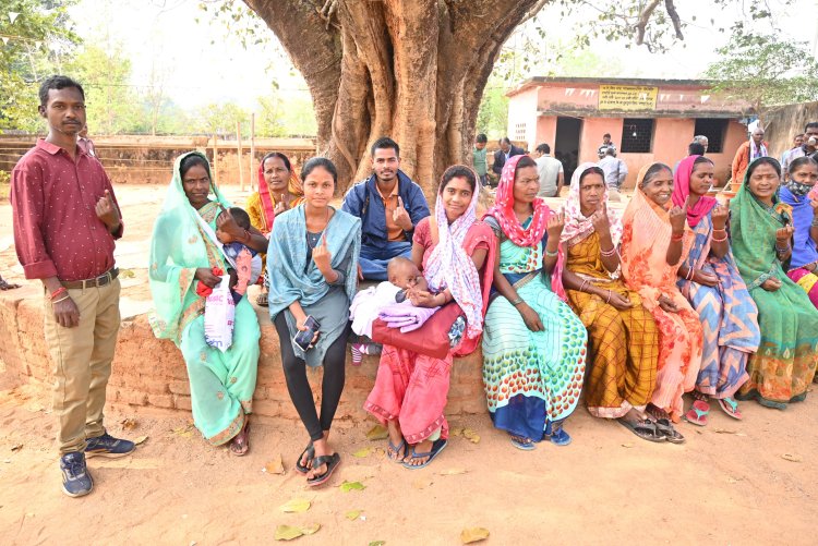 दुलदुला में 72 मतदान केंद्रों में मतदान हुआ संपन्न : सुबह से ही मतदाता पूरे उत्साह के साथ कतार में खड़े होकर अपनी बारी का करते दिखे इंतजार