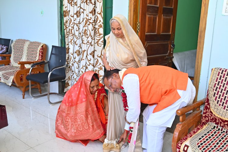 मुख्यमंत्री विष्णुदेव साय ने 61वें जन्मदिवस पर अपनी माता से लिया आशीर्वाद : गृह ग्राम में सुभाशीष देने पहुंचे ग्रामीण
