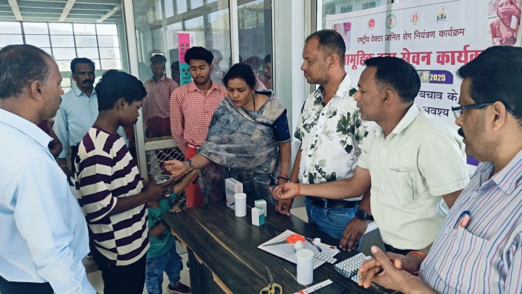 पार्षद प्रेरणा थवाईत ने पहाड़ी कोरवा बच्चों को दवा खिलाकर किया फाइलेरिया उन्मूलन कार्यक्रम का शुभारंभ,हर घर तक पहुंचेगी फाइलेरिया की दवा,स्वास्थ्य विभाग ने शुरु किया सामूहिक दवा सेवन कार्यक्रम