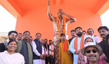 सीएम विष्णु देव साय ने कुनकुरी में स्व. कुमार दिलीप सिंह जूदेव की प्रतिमा पर माल्यार्पण कर किया नमन