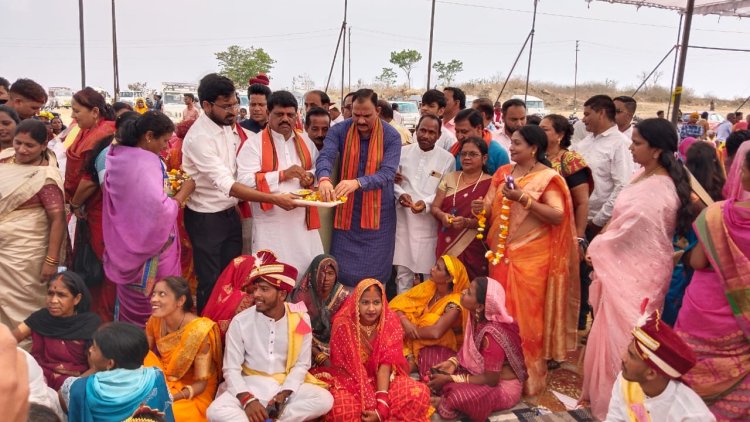 मुख्यमंत्री कन्या विवाह योजना के तहत चिरमिरी में 138 जोड़े बंधे परिणय सूत्र में, स्वास्थ्य मंत्री ने फूलों की वर्षा कर दी बधाई और दिया आशीर्वाद