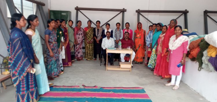 महिलाओं को आत्मनिर्भर बनाने शुरू हुआ जशपुर विकासखंड में तिब्बती कालीन निर्माण पर प्रशिक्षण प्रारंभ 