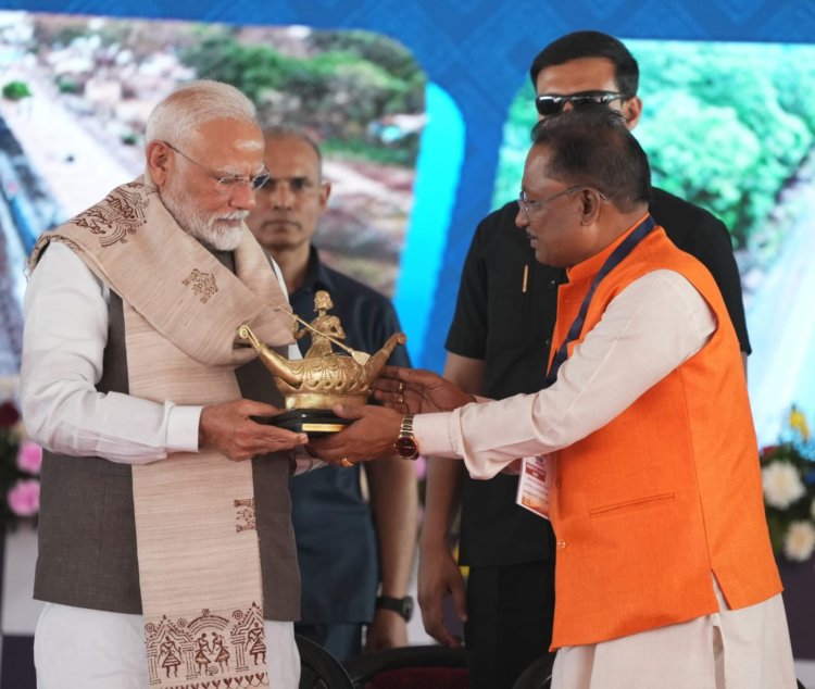 छत्तीसगढ़ की सांस्कृतिक पहचान और महिला सशक्तिकरण का प्रतीक भेंट: मुख्यमंत्री विष्णुदेव साय ने प्रधानमंत्री श्री नरेंद्र मोदी को भेंट किया बिलासा देवी केवट का मोमेंटो