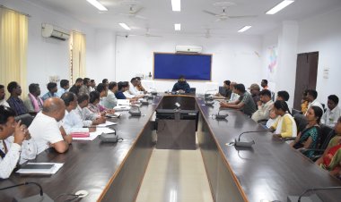 कलेक्टर रोहित व्यास ने फूड इंस्पेक्टर और उचित मूल्य दुकानदारों के संचालकों ली समीक्षा बैठक : किया उचित मूल्य दुकानदारों की शंका समस्याओं का समाधान,दिया शासन को वित्तीय नुकसान और चावल की हेराफेरी करने वाले पर कार्रवाई का निर्देश