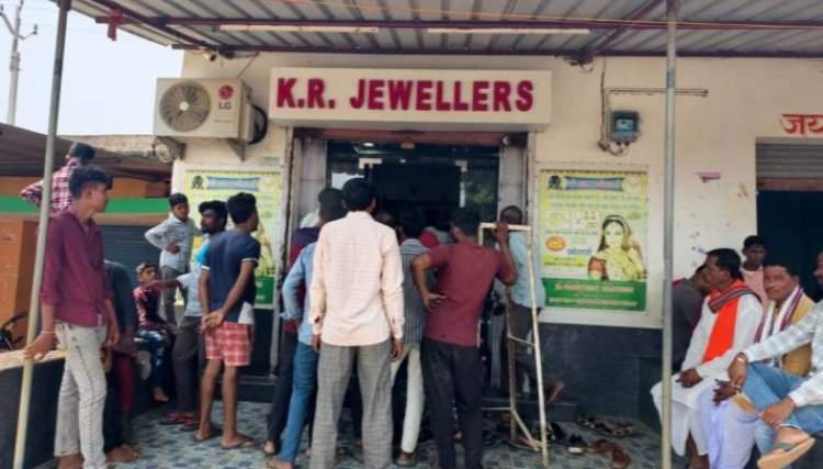 CG Crime : चोरी की घटनाएं थमने का नाम नहीं.! बाथरूम से हुई ज्वेलरी शॉप में एंट्री…मुखौटा पहन मारा लंबा हाथ…पढ़ें पूरी खबर