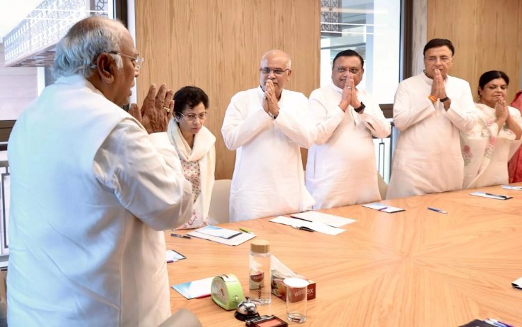 खड़गे ने AICC के सभी जनरल सेक्रेटरी की ली बैठक...भूपेश बघेल हुए शामिल...पढ़ें पूरी खबर