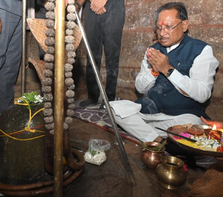 रायपुर : मुख्यमंत्री ने तेरहवीं शताब्दी के प्राचीन शिव व हनुमान मंदिर के किए दर्शन