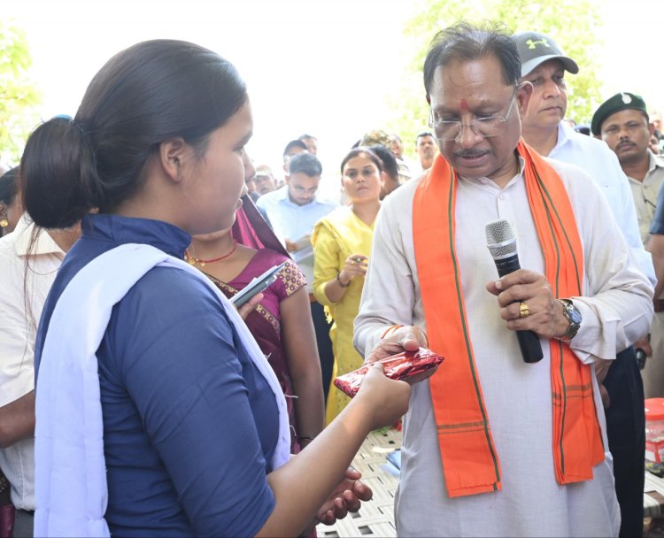 रायपुर : बैगा समुदाय की बिटिया ने किया टॉप, मुख्यमंत्री से की मुलाकात