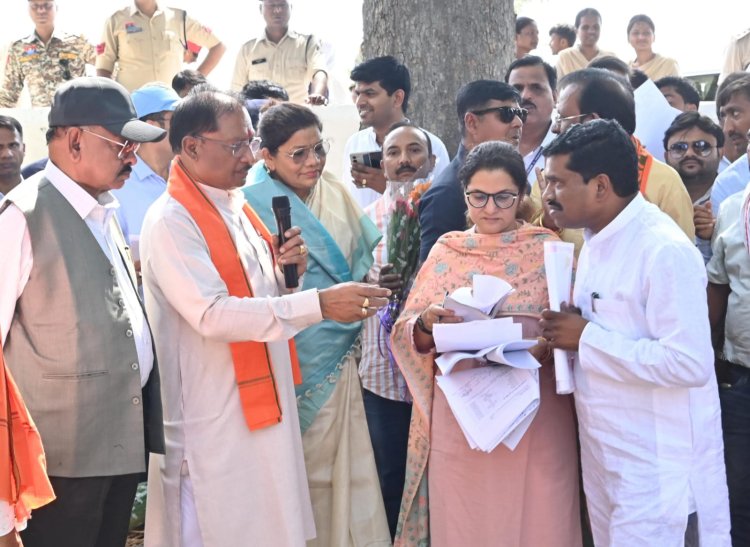 कोरिया जिले के छिंदिया गांव में मुख्यमंत्री विष्णुदेव साय का हुआ आकस्मिक दौरा, चौपाल में ग्रामीणों से सीधा संवाद