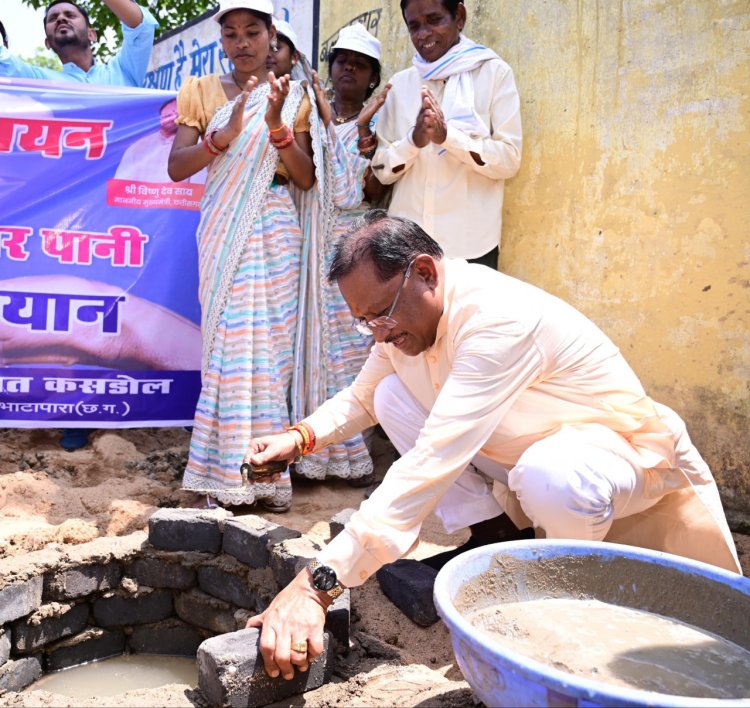 रायपुर : मुख्यमंत्री विष्णु साय ने राजमिस्त्री बनकर सोखता गड्ढे के लिए की ईंट जोड़ाई: पानी बचाने के लिए जल संचयन वाहिनी के कार्यों की सराहना