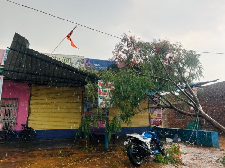 तेज आंधी तुफान से ग्राहक सेवा केंद्र भीतघरा के शेड मे लगे चादरा हो गया धारासायी,,,बाल बाल बच्चे ग्राहक