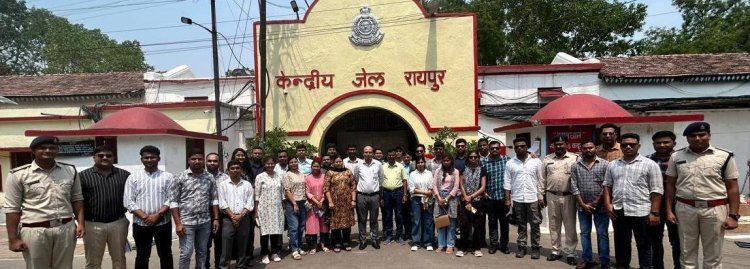 रायपुर : लोक सेवा आयोग से चयनित प्रशिक्षु अधिकारियों ने केन्द्रीय जेल रायपुर में किया शैक्षणिक भ्रमण