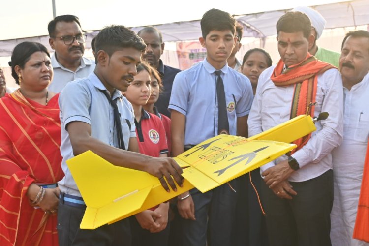रायपुर : समर कैम्प में स्कूली बच्चों द्वारा निर्मित एयरोमॉडल्स का हुआ प्रदर्शन, खेल मंत्री श्री टंक राम वर्मा ने किया विद्यार्थियों का उत्साहवर्धन