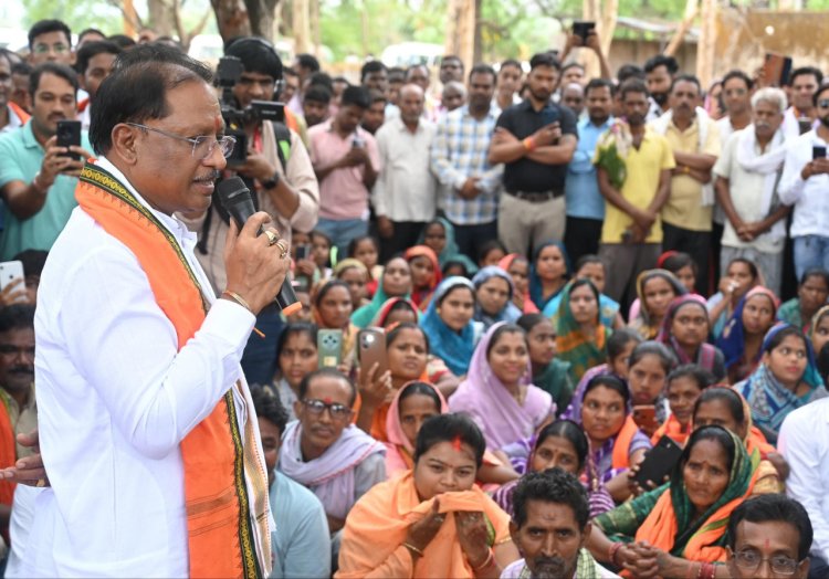 रायपुर : गुलमोहर पेड़ के नीचे लगी मुख्यमंत्री की चौपाल: सारंगढ़-बिलाइगढ़ जिले के ग्राम कनकबीरा में उतरा मुख्यमंत्री का उड़नखटोला