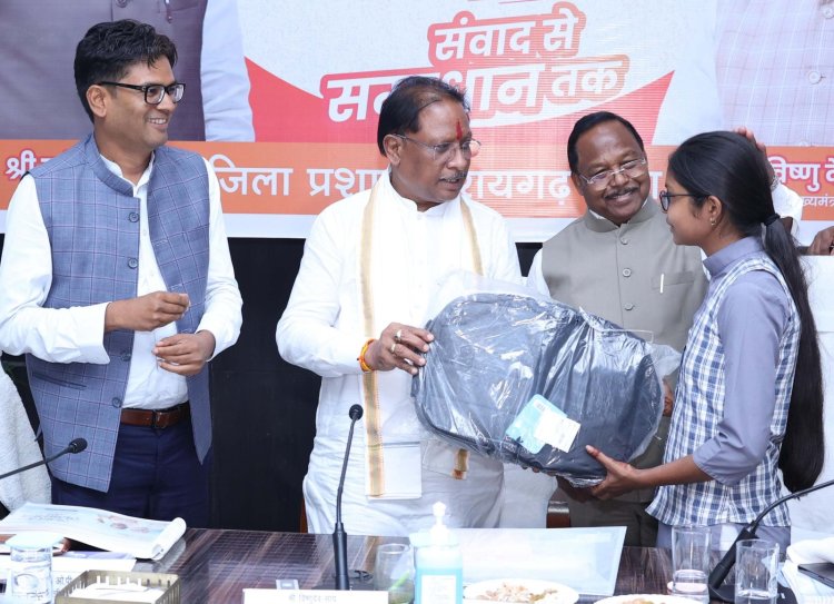 मुख्यमंत्री ने प्रतिभावान विद्यार्थियों को किया सम्मानित,लैपटॉप-टैबलेट भेंट कर बढ़ाया उत्साह...