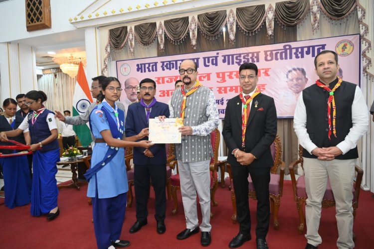 छत्तीसगढ़ के राज्यपाल रमेन डेका ने राजभवन में आयोजित कार्यक्रम में प्रदान किया एमसीबी जिले की हंसनी को उत्कृष्ट गाइड अलंकरण
