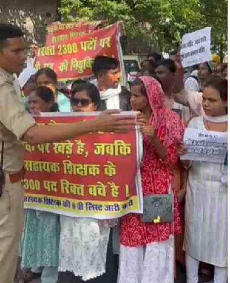 CG Breaking : सहायक शिक्षक भर्ती के रिक्त 1316 पदों पर जल्द 6वीं लिस्ट जारी करने की मांग..डीएड अभ्यर्थियों ने BJP कार्यालय में किया प्रदर्शन..पढ़ें पूरी खबर
