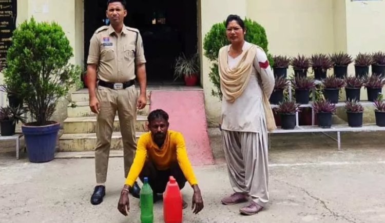 Raigarh Crime : कोल्ड ड्रिंक बॉटल में महुआ शराब जब्त..पुलिस ने दी दबिश..पढ़ें पूरी खबर