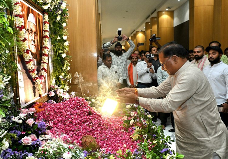 मुख्यमंत्री विष्णु देव साय स्वर्गीय श्री रामजीलाल अग्रवाल के शांति मिलन कार्यक्रम में शामिल हुए