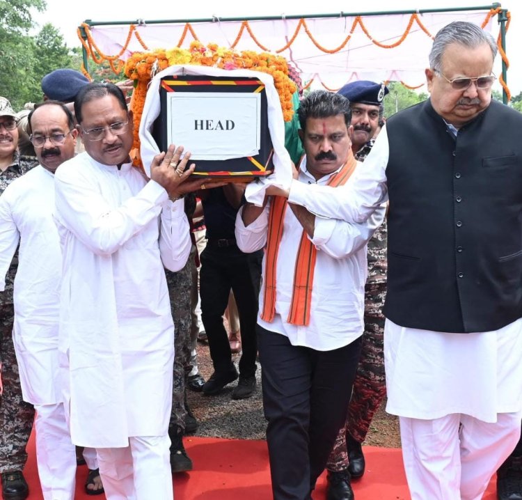 मुख्यमंत्री ने शहीद एएसपी श्री आकाश राव गिरपुंजे को दी श्रद्धांजलि: पार्थिव शरीर को कंधा देकर दी अंतिम विदाई....