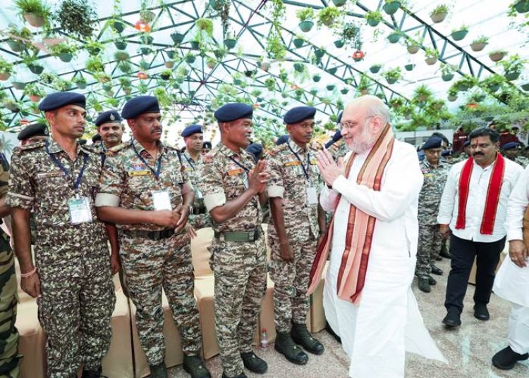 केंद्रीय गृह एवं सहकारिता मंत्री अमित शाह ने आज छत्तीसगढ़ के नवा रायपुर में सुरक्षा बलों के जवानों के साथ संवाद किया