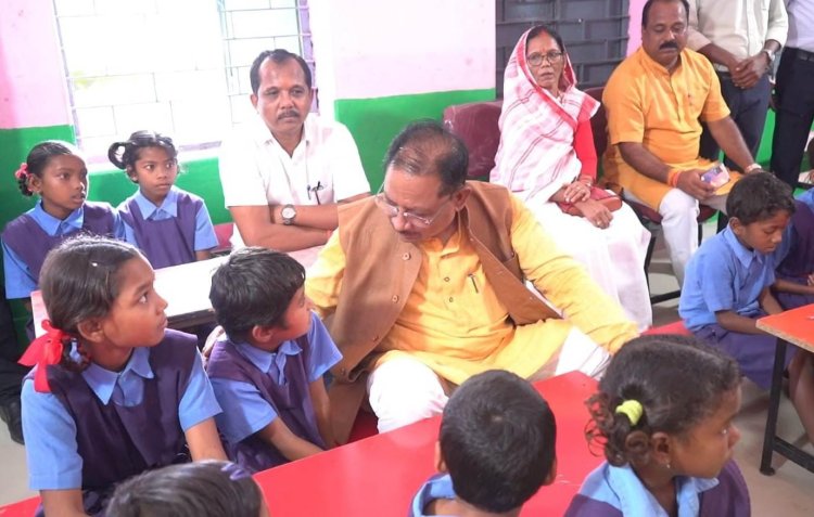 “पढ़ाई ठीक से करना है न… मोबाइल ज्यादा नहीं देखना”, मुख्यमंत्री विष्णु देव साय नन्हें बच्चों के बीच बैठकर स्मार्ट क्लास-रूम से हुए रू-ब-रू...