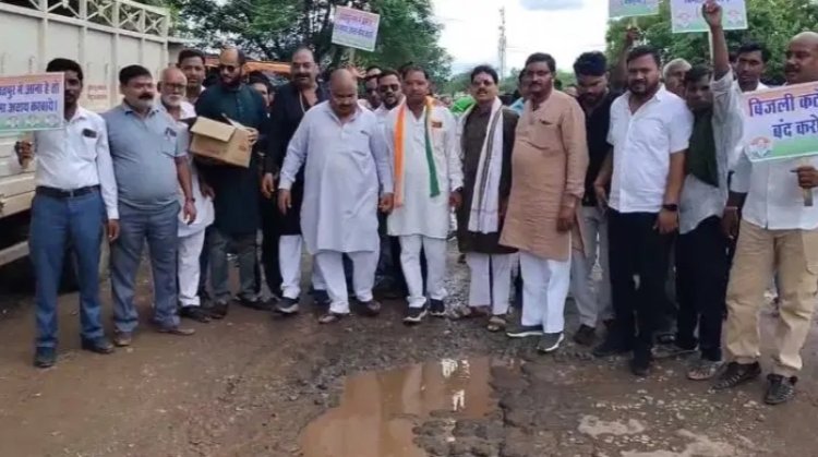 CG Big News : जर्जर सड़क को लेकर कांग्रेसियों का अनोखा प्रदर्शन..गड्ढों की पूजा कर राहगीरों की सलामती के लिए की प्रार्थना..पढ़ें पूरी ख़बर